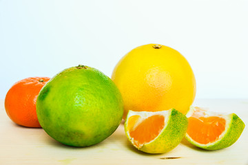 mapo, pompelmo e mandarino su tagliere