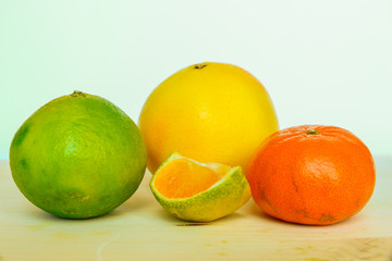 mapo, pompelmo e mandarino su tagliere