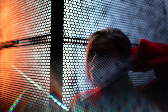 Frau in Rot und Schwarz