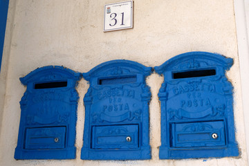 Boîtes aux lettres italiennes encastrées dans un mur
