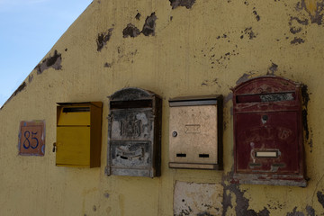 Boîtes aux lettres italiennes encastrées dans un mur
