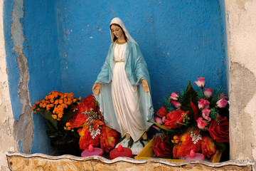 Vierge Marie encastrée dans un mur de Naples en Italie