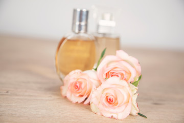 Fototapeta na wymiar perfume with pink roses