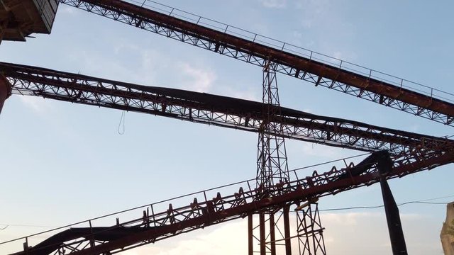 Vecchia industria abbandonata e arrugginita