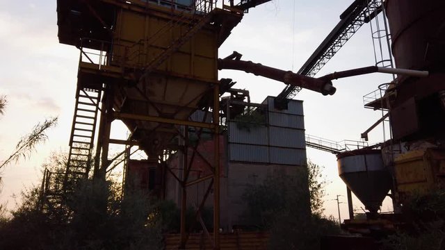 Vecchia industria abbandonata e arrugginita