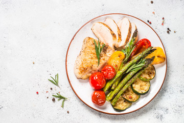 Chicken breast grilled with vegetables.