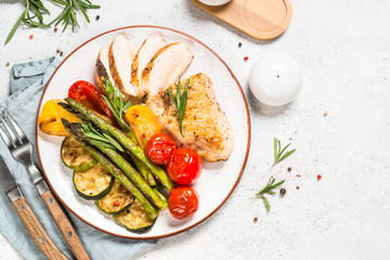 Chicken breast grilled with vegetables.