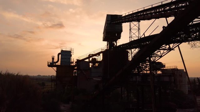 Vecchia industria abbandonata e arrugginita
