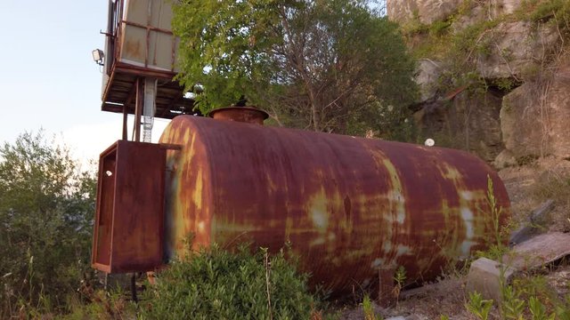 Vecchia industria abbandonata e arrugginita
