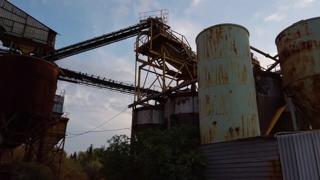 Vecchia industria abbandonata e arrugginita