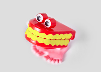 Toy chattering teeth