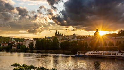 Naklejka premium Sonnenuntergang über dem Prager Hradschin