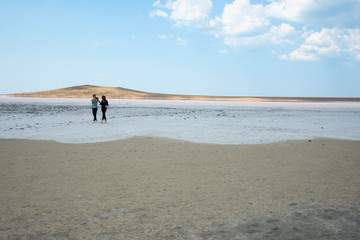 Naklejka premium Campaign Young attractive couple at the sea.