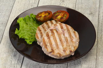 Grilled tuna steak with kumato