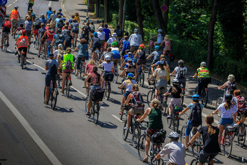 Fahrraddemonstration auf einer Hauptstrasse in einem Stadtgebiet