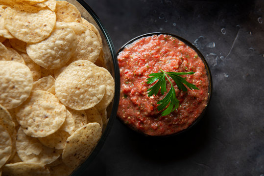 Salsa and round chips 