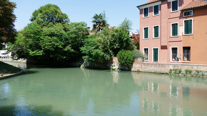 Fototapeta na wymiar Treviso: Haus, Baum, Fluss