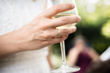 Hochzeit bei Freunden im Garten bei schönstem Sonneschein