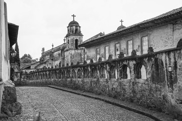 Calles de Patzcuaro Michoacan y sus edificaciones antiguas 