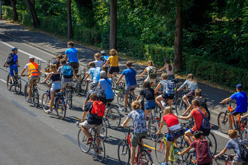 Fahrraddemonstration auf einer Hauptstrasse in einem Stadtgebiet