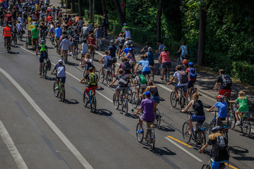 Fahrraddemonstration auf einer Hauptstrasse in einem Stadtgebiet