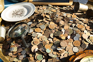 Venta de monedas en mercadillo.
