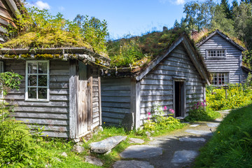 Fototapeta na wymiar old wooden house on the lake in mountains