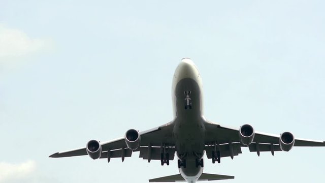 747 Passenger aircraft descends for a landing with gear down