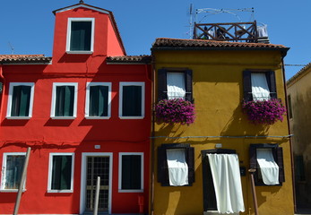 Bunte Hausfassaden auf der Insel Burano - obrazy, fototapety, plakaty