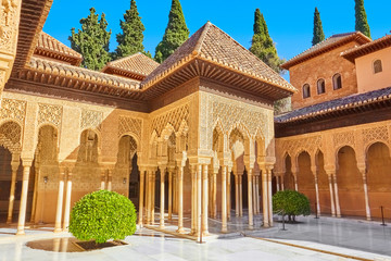 Famous courtyard in the Alhambra with lion court. (Granada, Spain) - obrazy, fototapety, plakaty