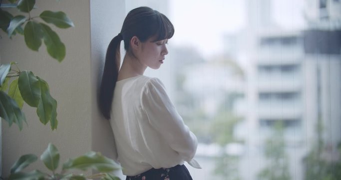 考える女性