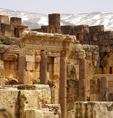 Tempelanlage von Baalbek mit schneebedeckten Bergen im Hintergrund