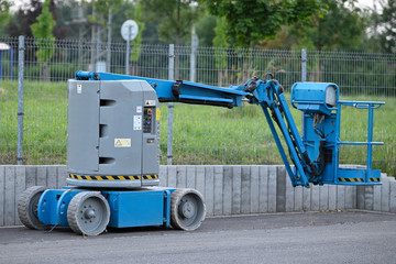 Lifting platform blue standing outside.