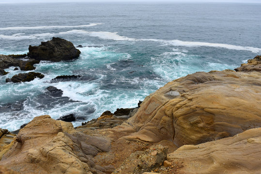waves crashing on rocks © Jess LeClerc