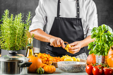 Chefkoch schält kartoffeln für ein Restaurant gericht