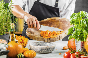  Chef Koch schneidet frische karotten in der restaurant küche