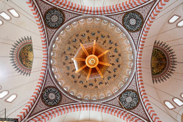 Fototapeta premium Ceiling view with islamic arts in Suleymaniye Mosque in Istanbul, Turkey