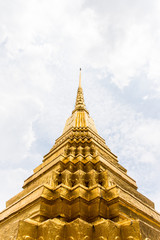 Fototapeta na wymiar Temple in Bangkok, Thailand. Golden Details of Grand Palace buildings and sculptures 