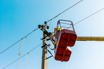 The process of installing an electrical disconnector using a hoist