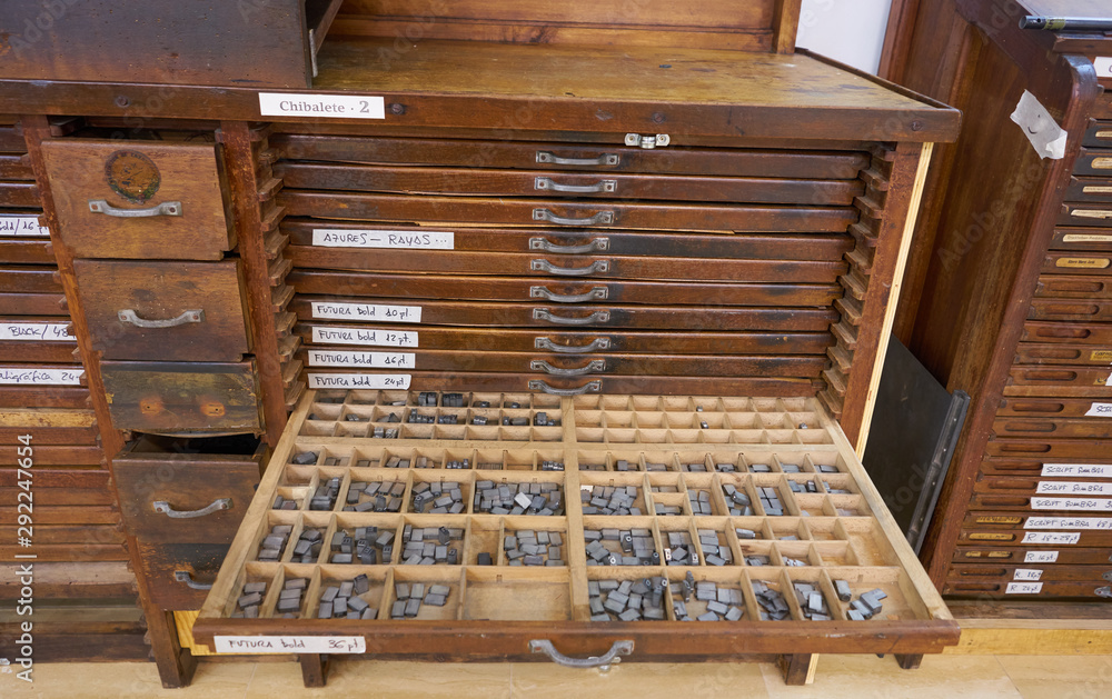 Fototapete mobile typographic characters collected in a drawer for typography. collection of old typographic pi