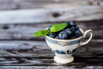 Myrtilles dans une tasse en céramique vintage