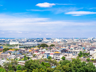 青空が広がる住宅地