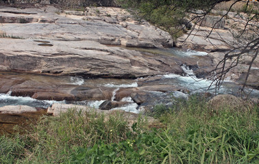 도랑에 바위와 흐르는 물