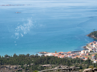 vista aérea de pueblo pesquero en la costa gallega