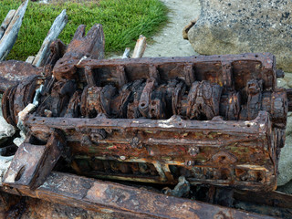 motor de barco oxidado de un naufragio