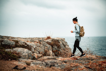 Obraz premium Young asian woman hiking at seaside mountain