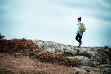 Obraz premium Young asian woman hiking at seaside mountain