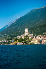 Fototapeta premium Urocze miasteczko Malcesine nad jeziorem Garda we Włoszech