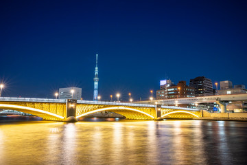 Fototapeta na wymiar 隅田川の風景　ライトアップした蔵前橋
