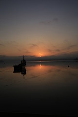 朝焼けの湖と舟